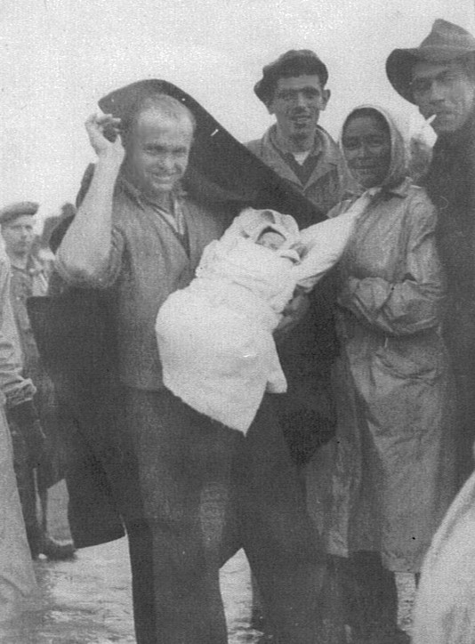 משה דפני מחזיק בידיו את התינוקת גליה