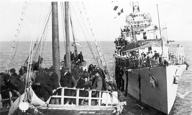 המשחתת הבריטית צ'ילדרס מתקרבת לספינה לקוממיות במטרה להשתלט עליה