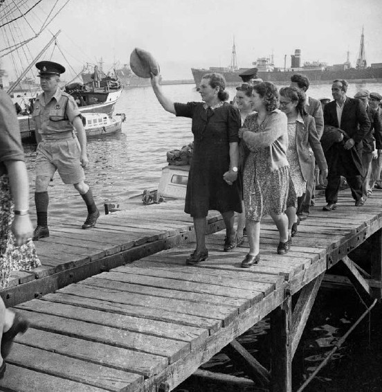 מעפילי דב הוז ואליהו גולומב מגיעים לנמל חיפה